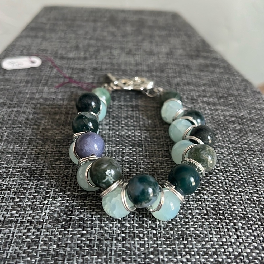 Glass multi toned green crackled beaded ornate leaf silver toggled bracelet - Picture 5 of 8